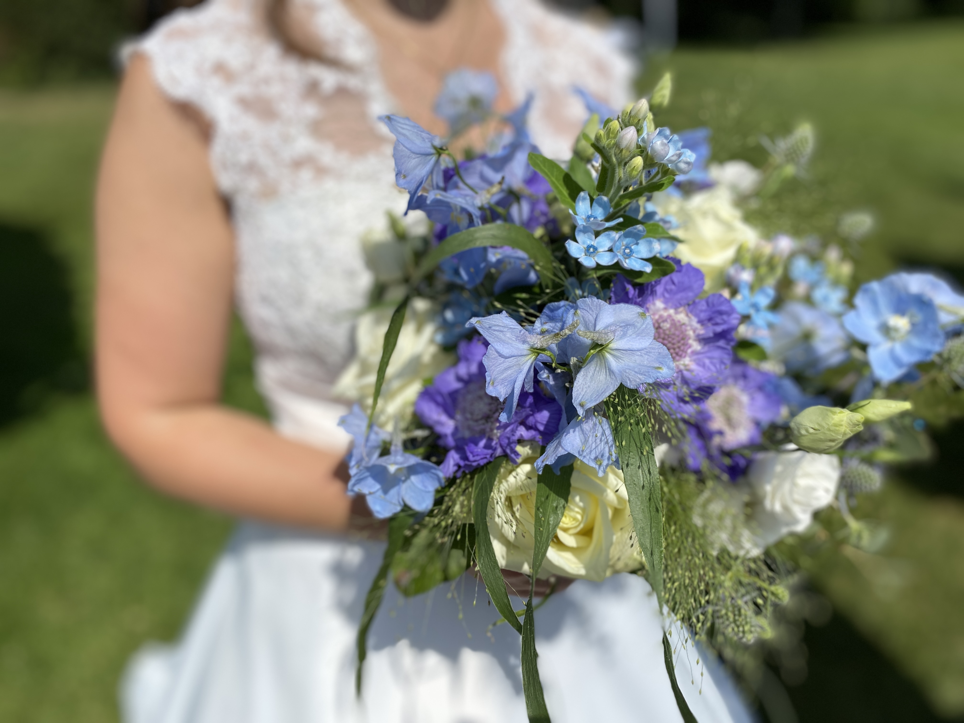 Bruidsboeket in blauw, wit