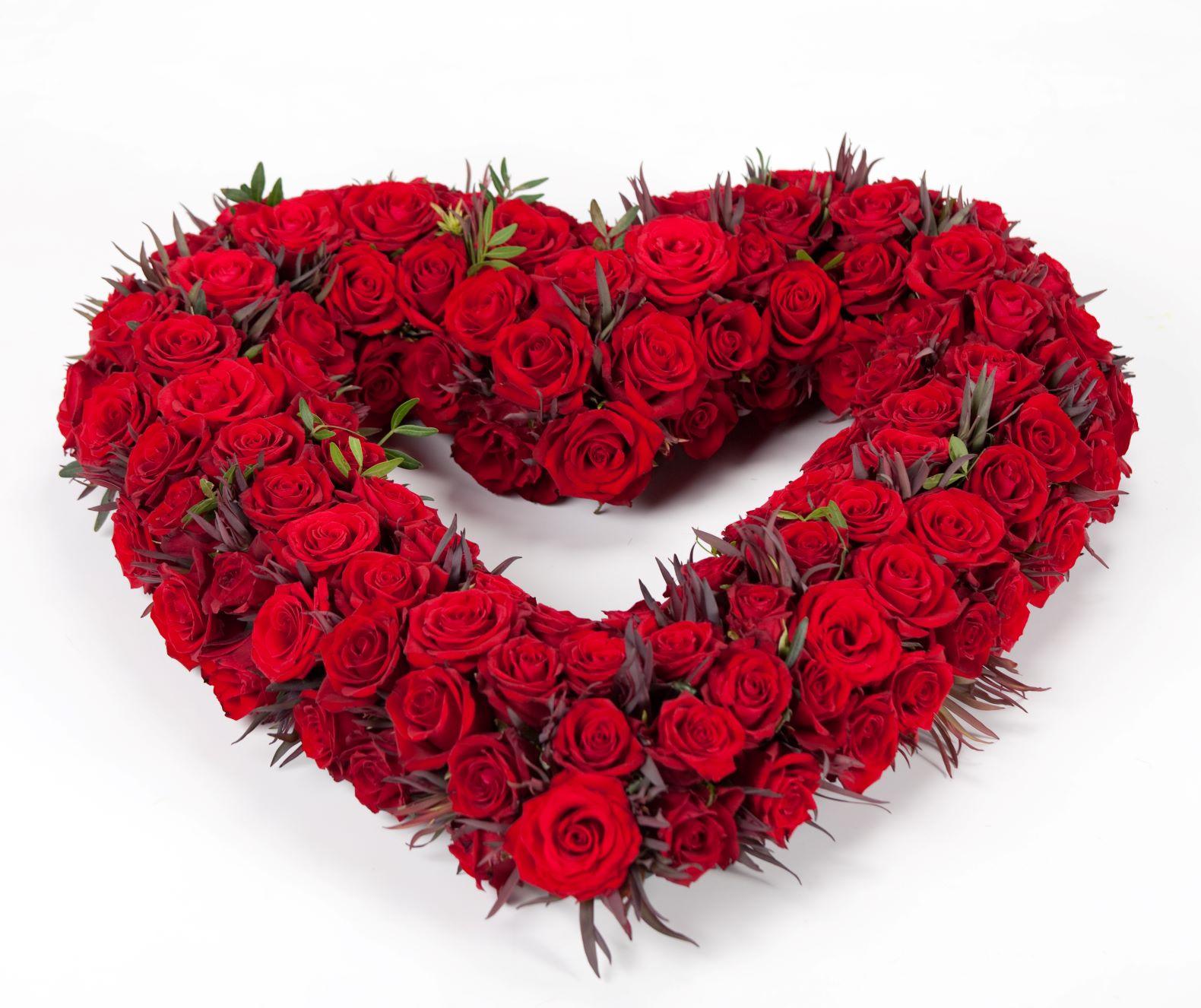 Rouwarrangement open hart met rode rozen